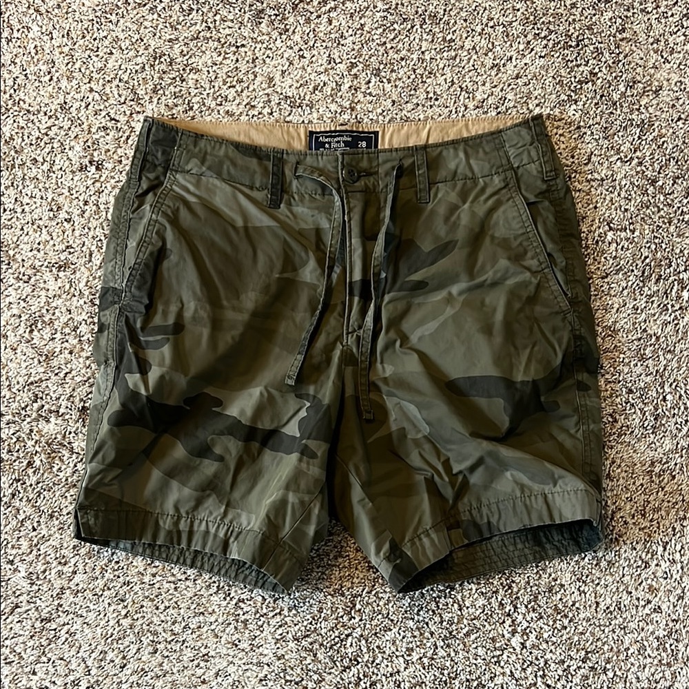 Abercrombie and Fitch Men's Green Camouflage Shorts size 28